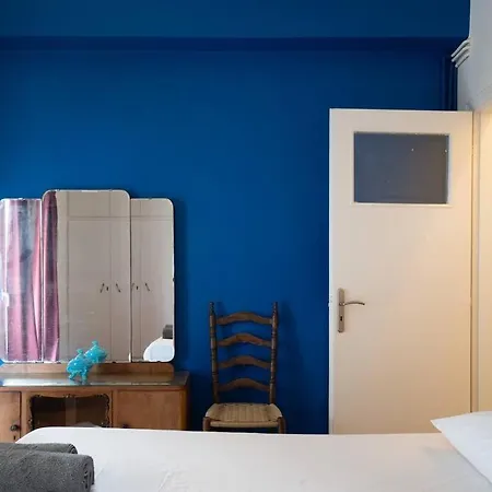 Twin Heights: A Retro For 3 Apartment Athens