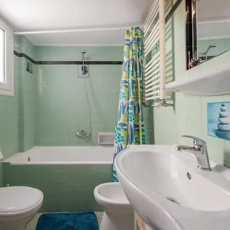 Twin Heights: A Retro For 3 Apartment